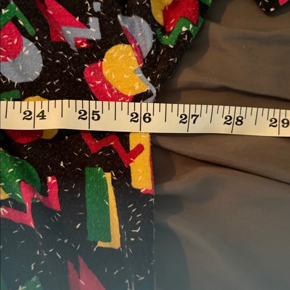 🌟 LULAROE: Patterned Tunic on Black Background/High Low- Size M   EUC - Picture 6 of 8